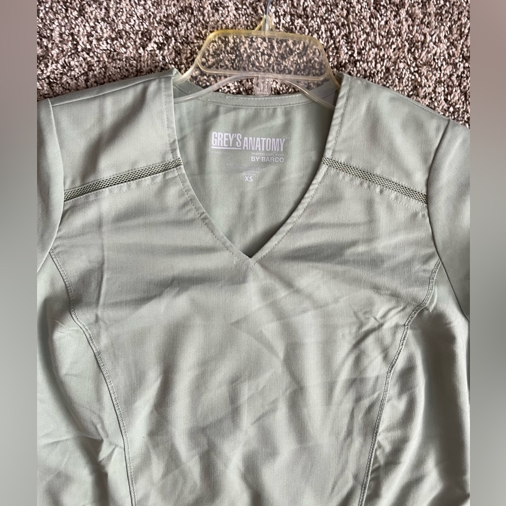 Grey’s Anatomy scrub top women’s various sizes - Picture 5 of 6